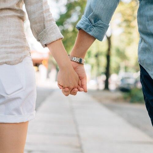 un homme et une femme se tiennent la main