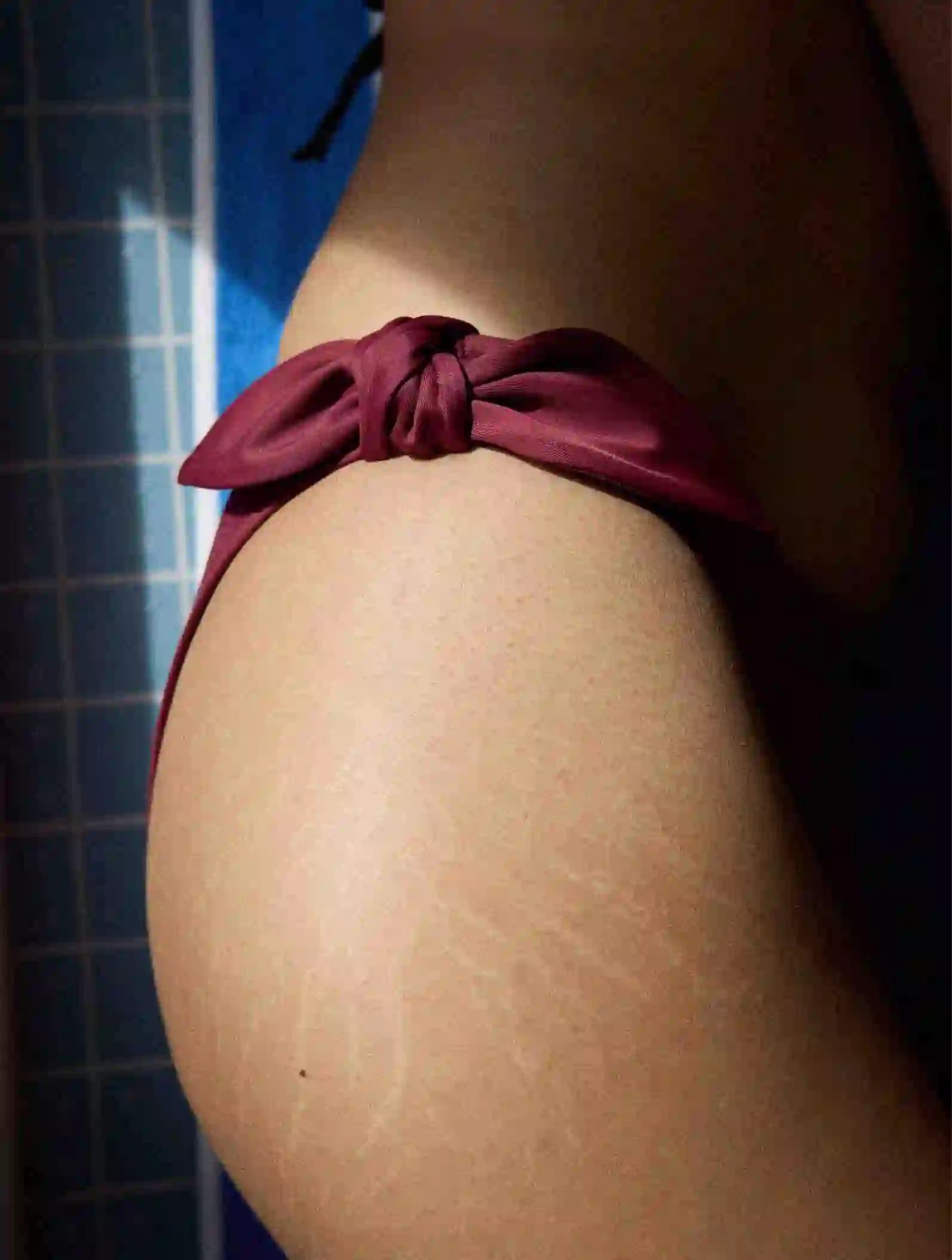 mannequin-zoom-culotte-bain-menstruelle-ligie-bordeaux-adulte