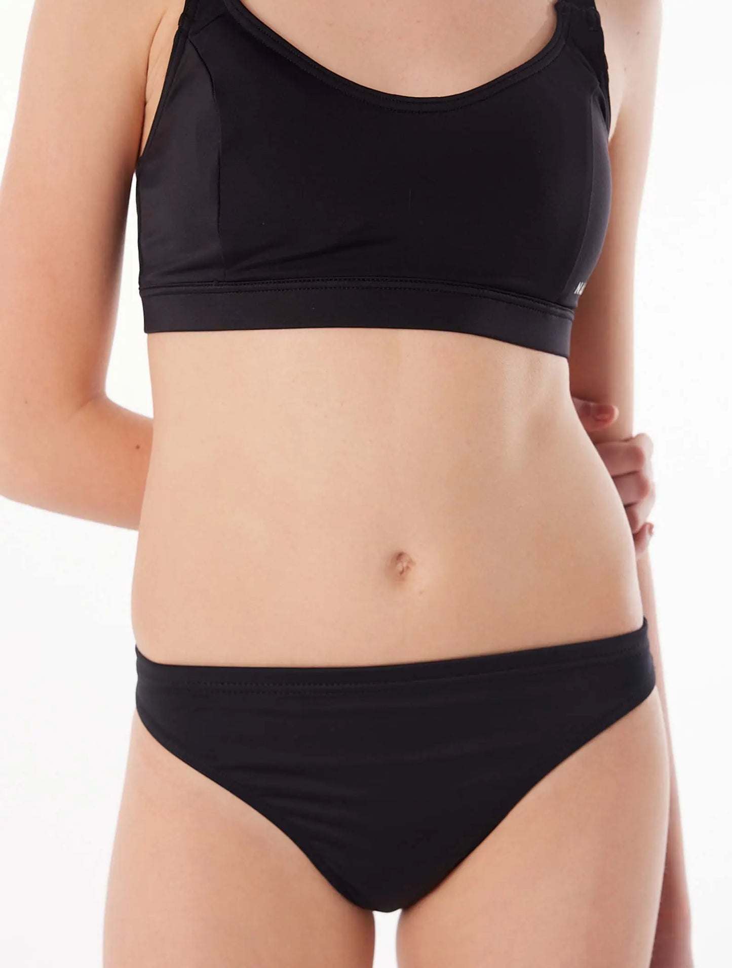 mannequin-face-culotte-bain-menstruelle-noir-ado