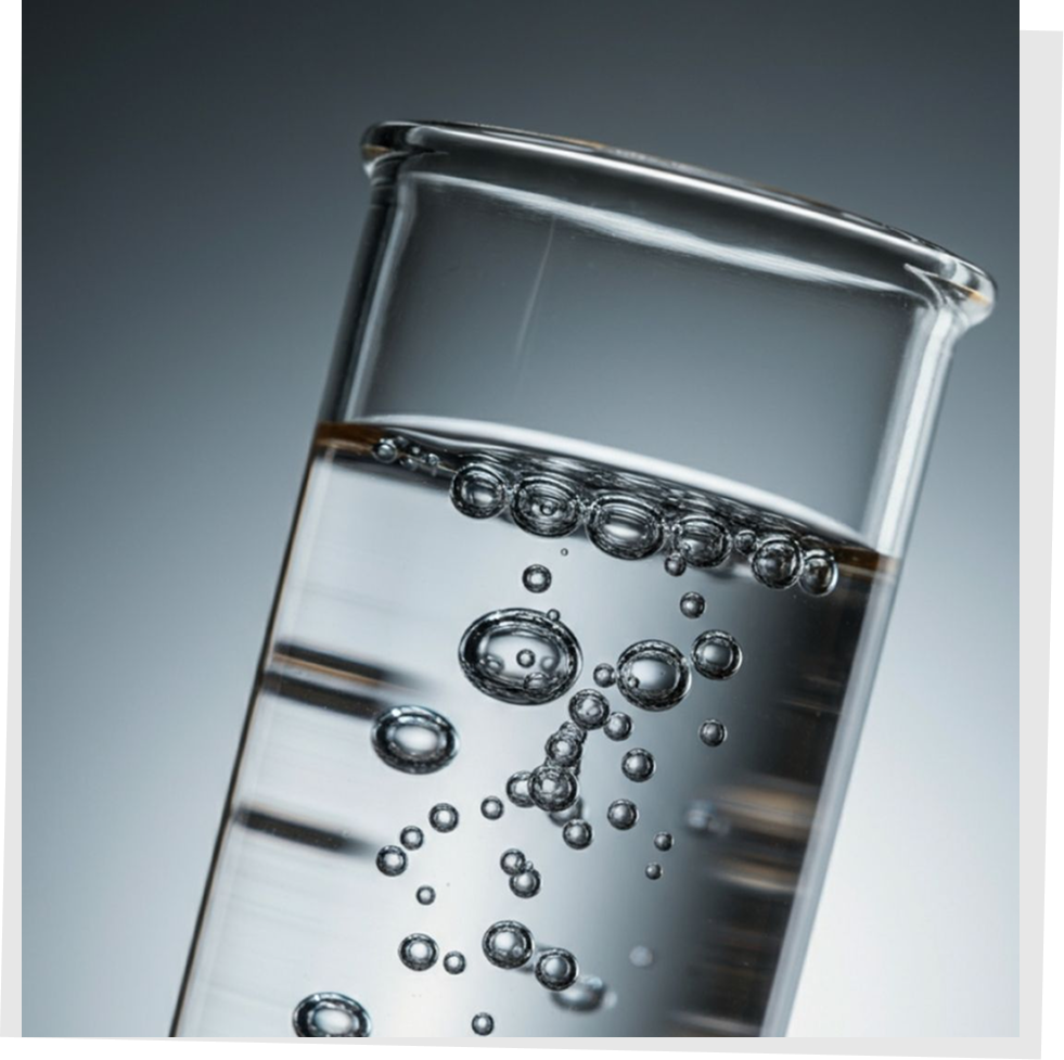 Une éprouvette de laboratoire remplie d'eau et de bulles, utilisée pour les analyses chimiques