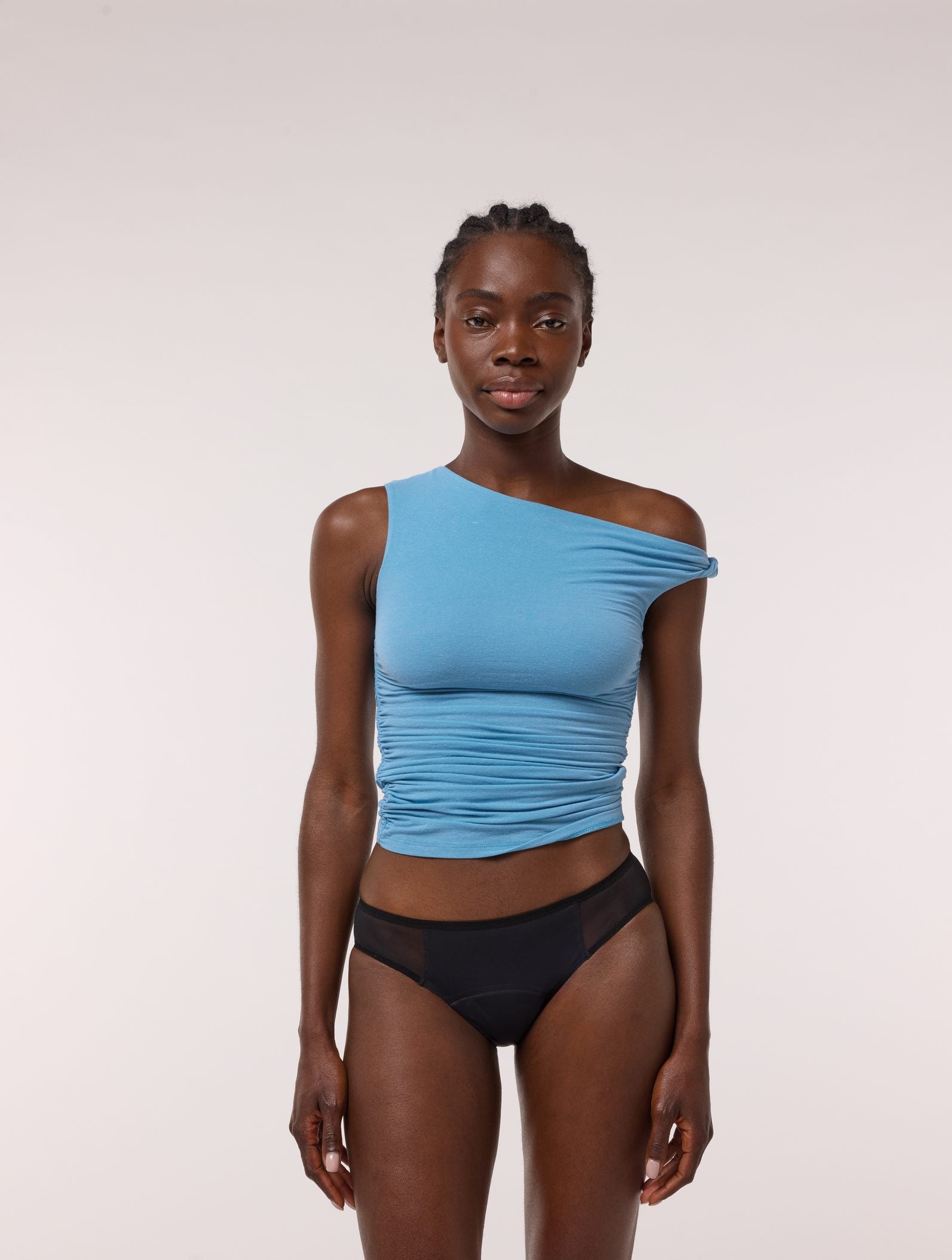 Culotte menstruelle Artémis Tulle noire portée, vue de face