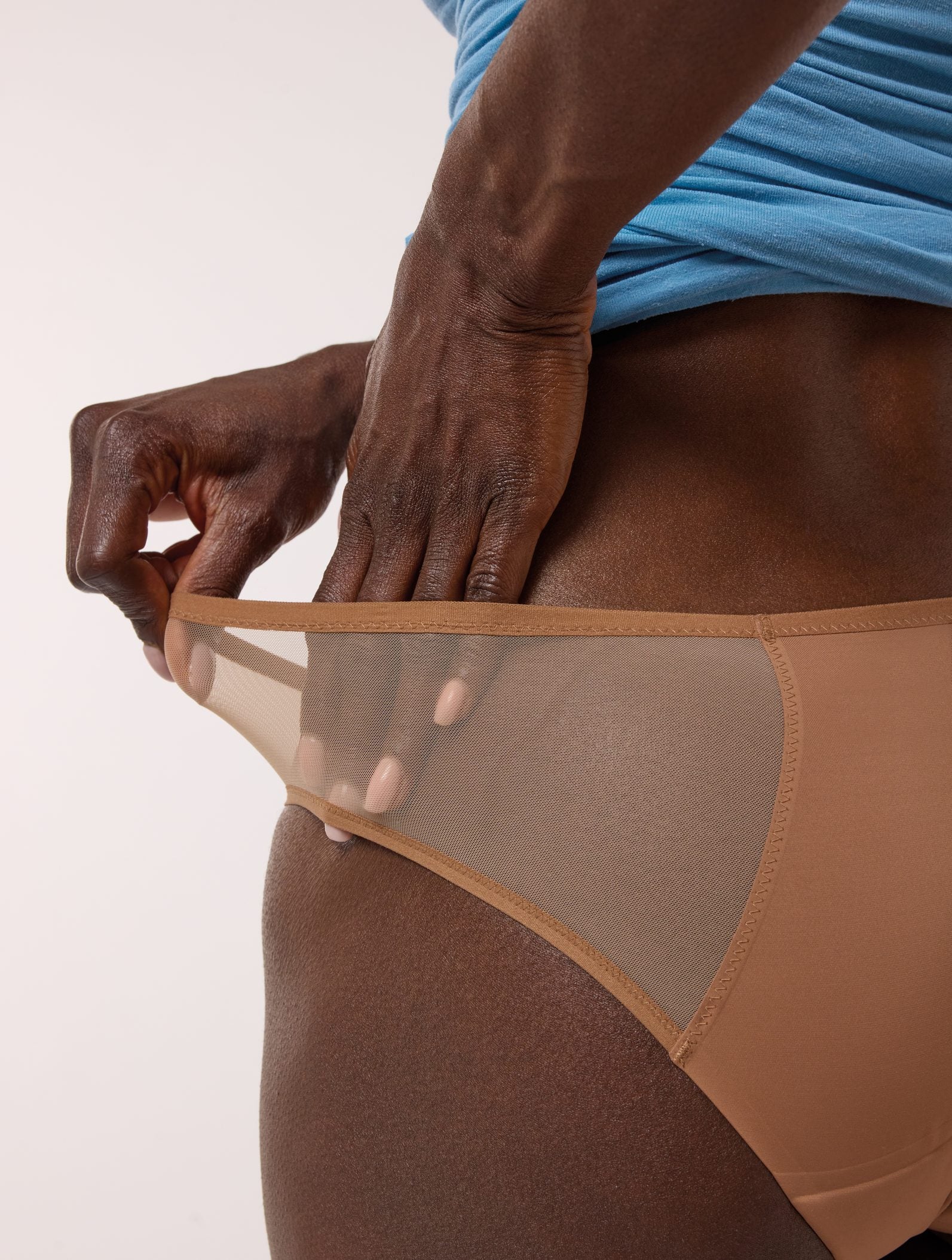 Détail du tulle nude de la culotte menstruelle Séléné Tulle porté sur la hanche