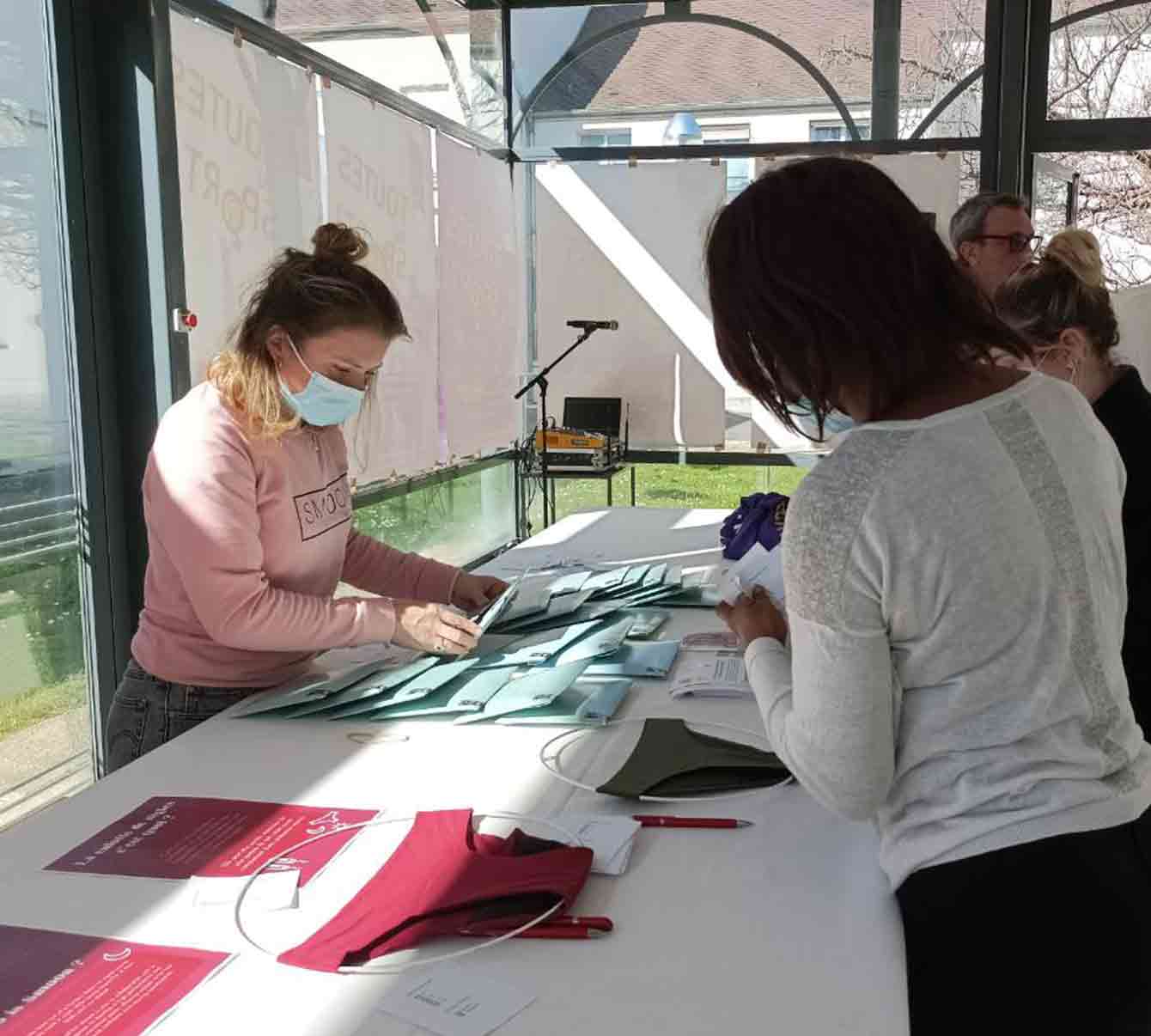 Photographie d'étudiantes allant chercher les culottes menstruelles Smoon
