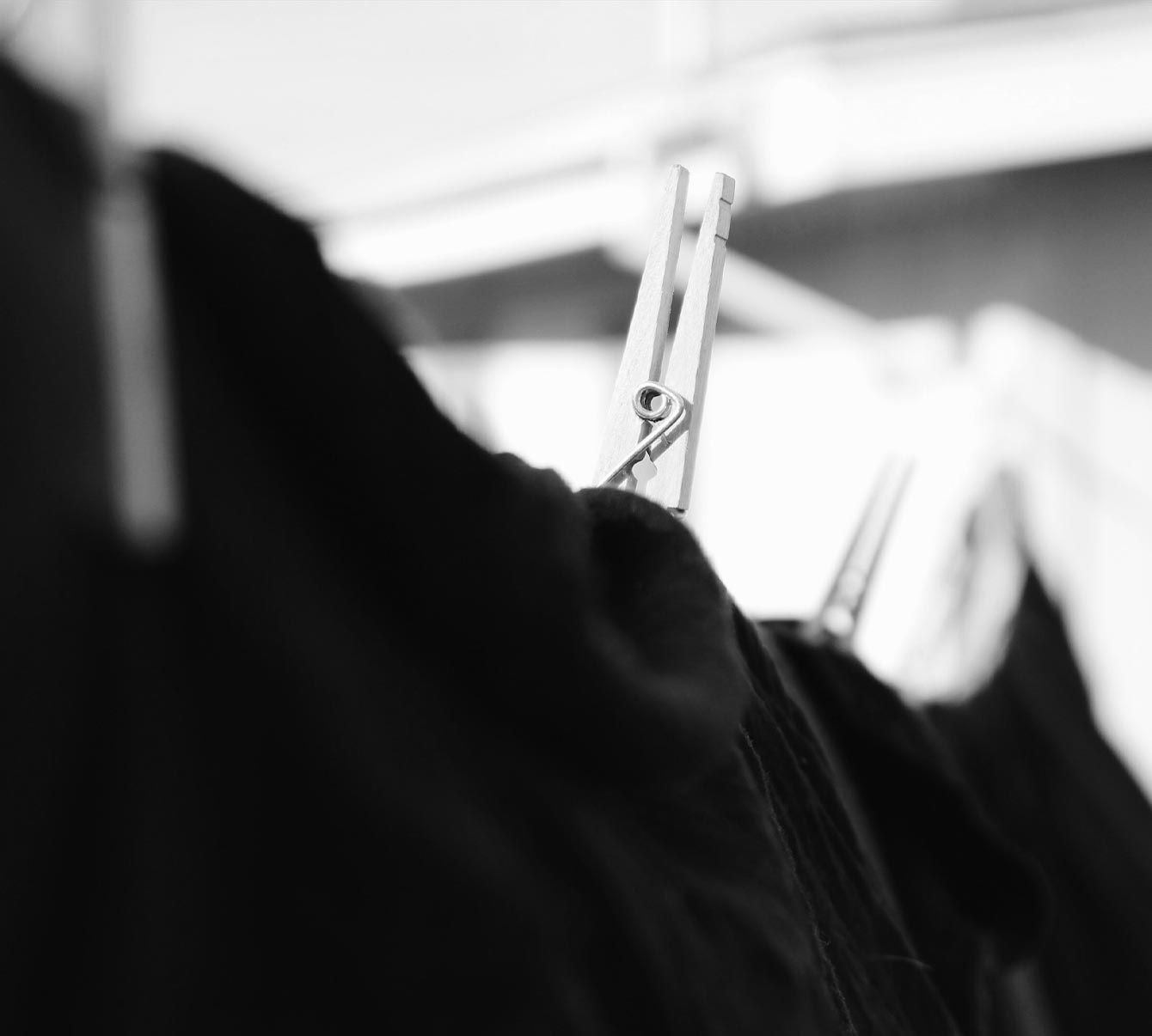 vêtement séchant à l'air libre et accroché par des pinces à linge