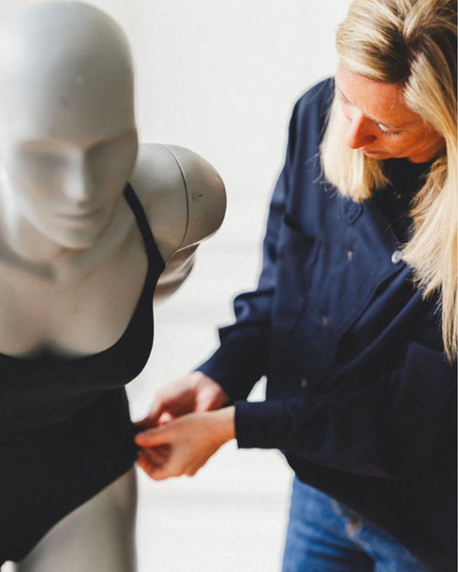 Mise au point d'un modèle Smoon sur un mannequin d'atelier
