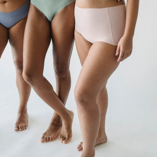 trois femmes debout portant des culottes