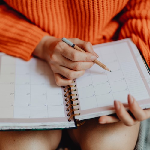 une femme remplit son agenda