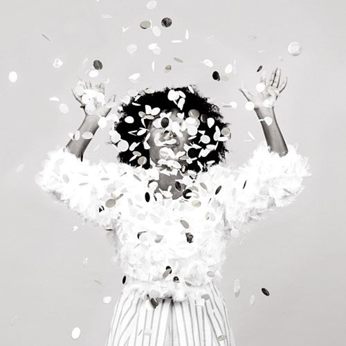 femme qui célèbre sous une pluie de confettis