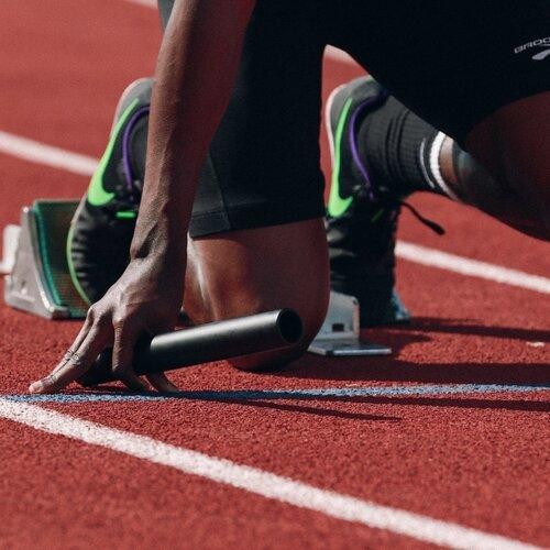 femme dans les starting block d'une piste d'athlétisme