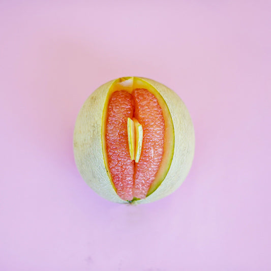 melon vagin sur fond rose