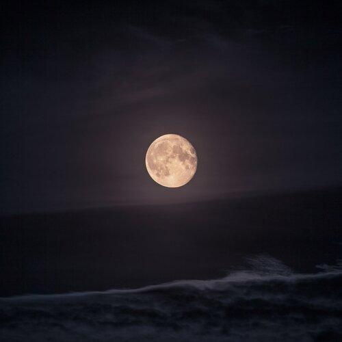 pleine lune au dessus de la mer