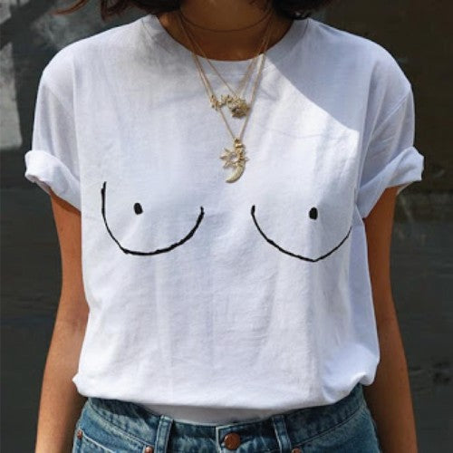 une femme portant un t-shirt avec des seins dessinés dessus