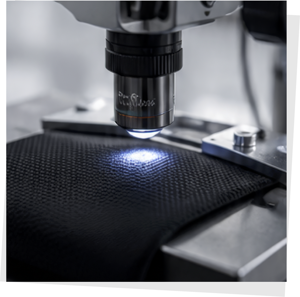 Un microscope de laboratoire éclaire la maille d'un textile technique Smoon