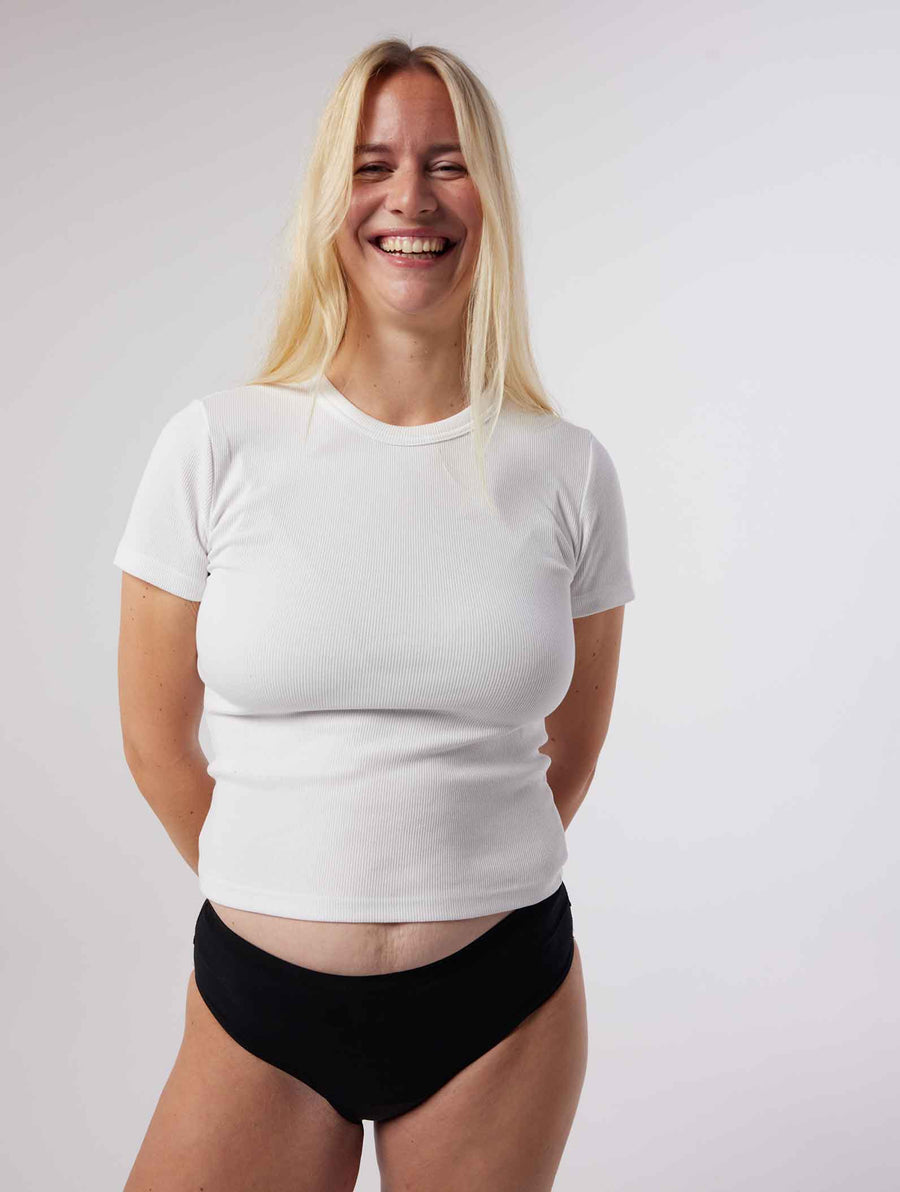 femme portant une culotte pour fuite urinaire