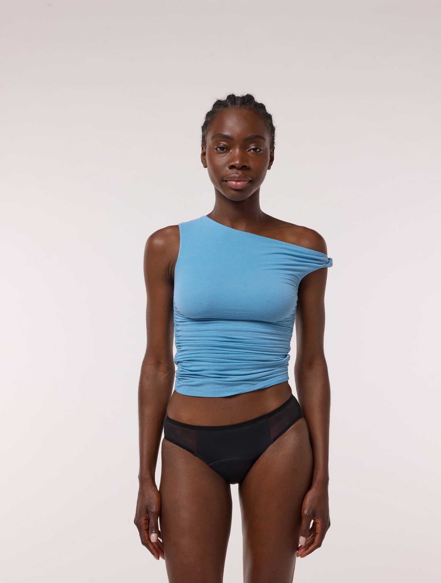 Culotte menstruelle Artémis Tulle noire portée, vue de face