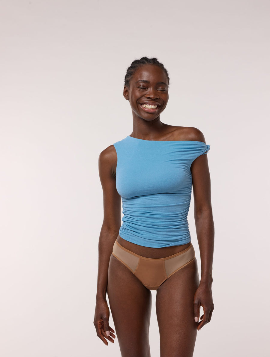 Femme souriante portant la culotte menstruelle Séléné Tulle nude