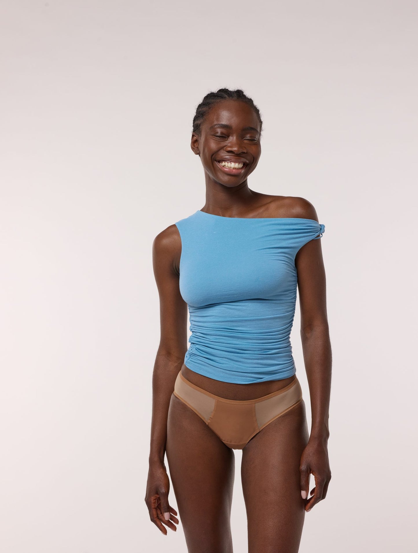 Femme souriante portant la culotte menstruelle Séléné Tulle nude