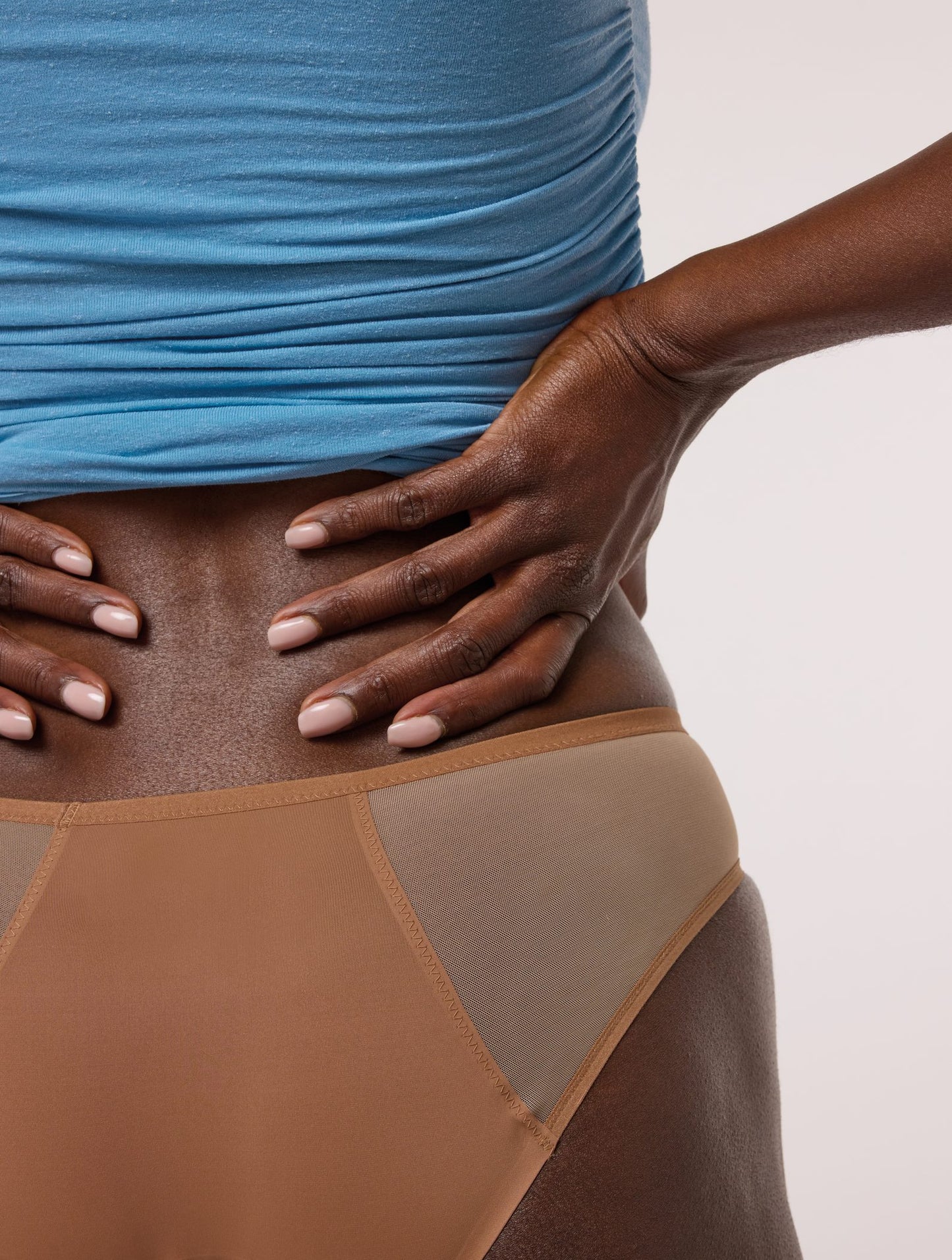 Gros plan sur le tulle nude de la culotte menstruelle Séléné Tulle, sur la hanche