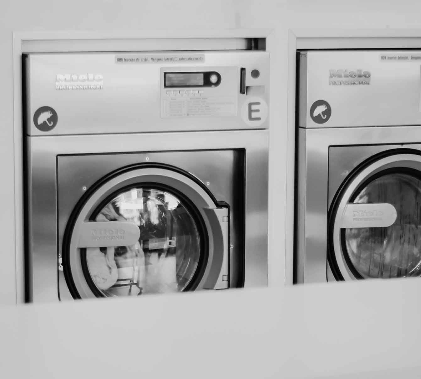 machine à laver en noir et blanc
