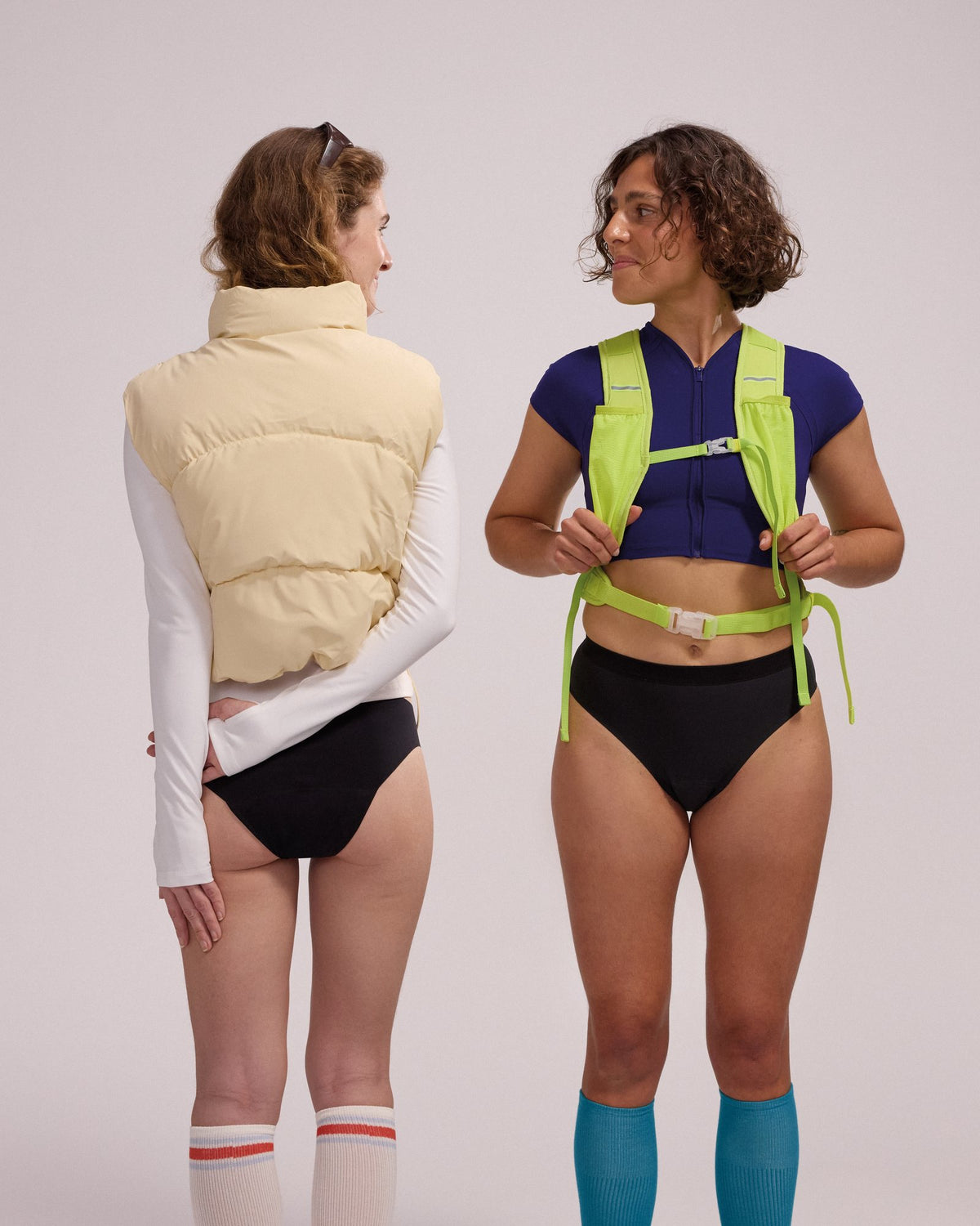 Deux sportives face à face en sous-vêtements MOVE : à gauche la gamme Active, à droite la gamme Perf