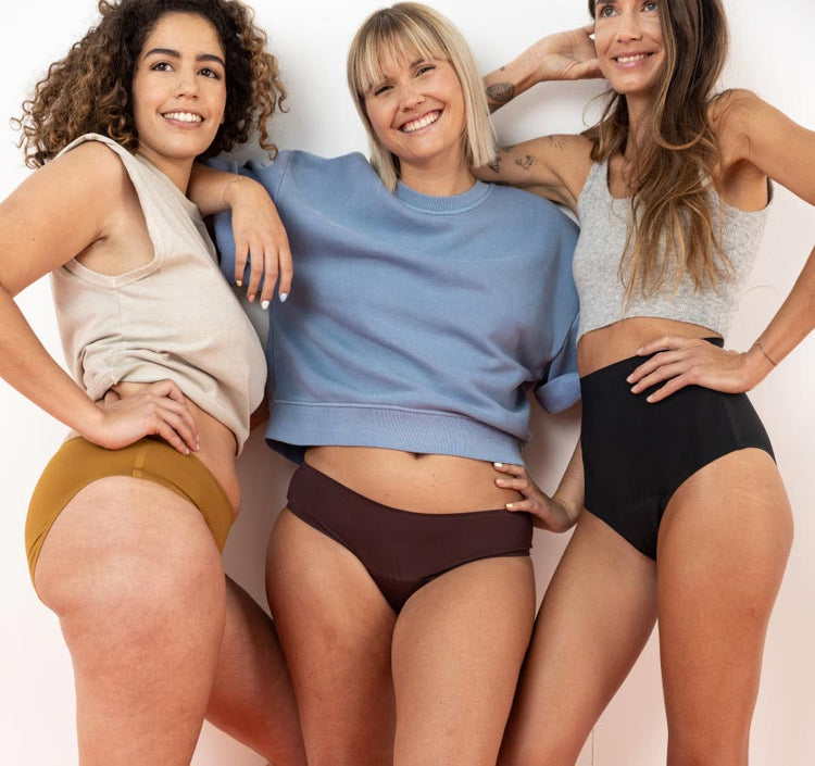 trois femmes portant les culottes menstruelles microfibre